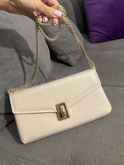 Дамска чанта и потфейли Furla