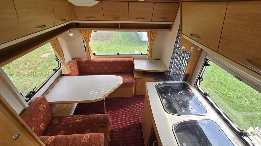 Rulota Chateau Lunar 430, An 2005, 2 zone, Pat matrimonial, Panouri solare, boiler gaz, full of camping