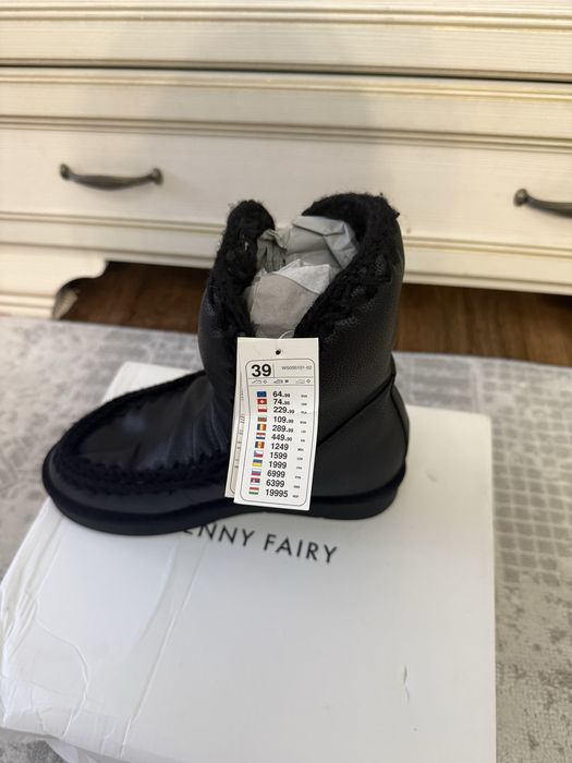 Угги в черном цвети.