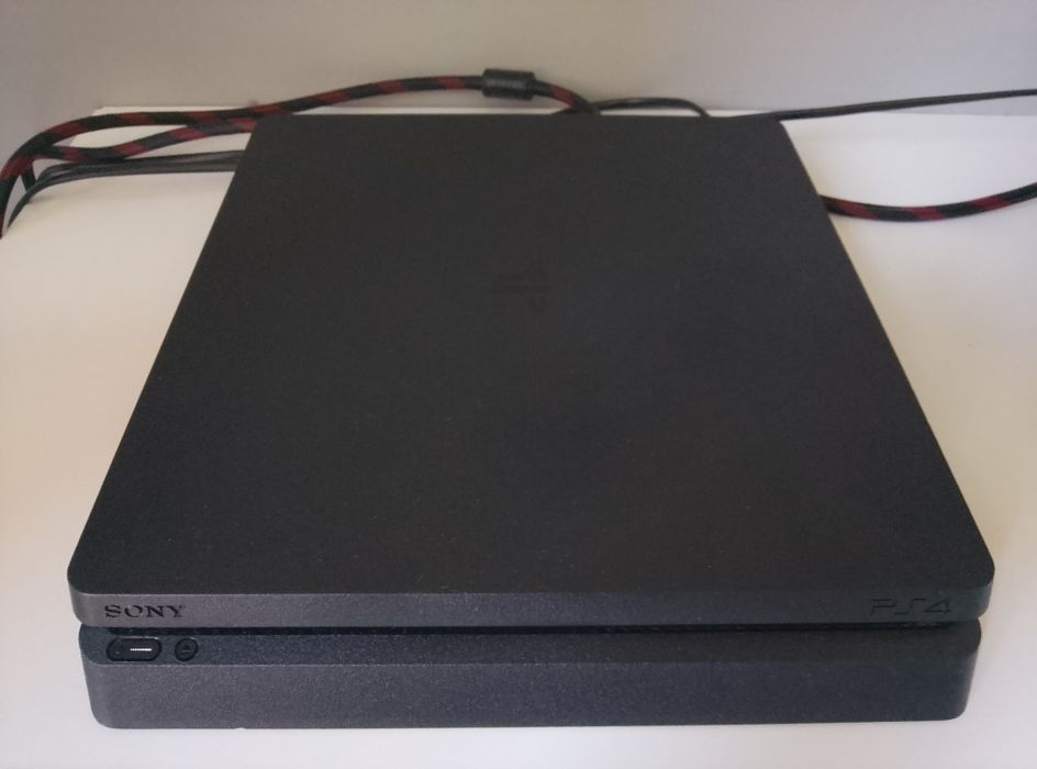 Уникална Playstation 4 Slim