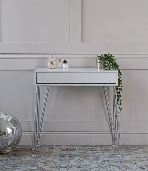 Столик для макияжа