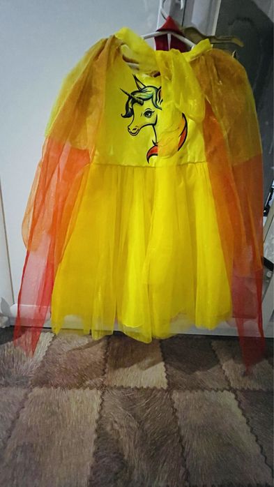 Продам платье возрост 6-7 лет