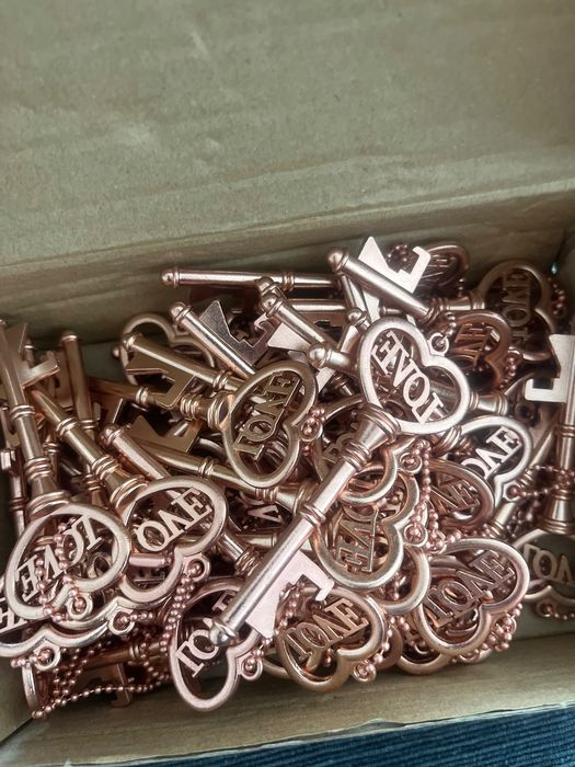 Ключове за отваряне на бутилки сватбена декорация