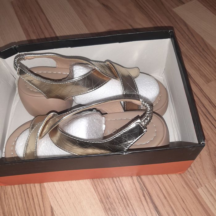 Новые Босоножки продам