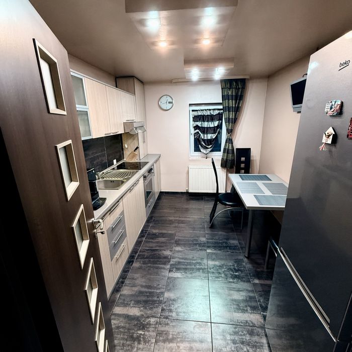 Apartament 3 camere,2 bai,decomandat,zona Politie