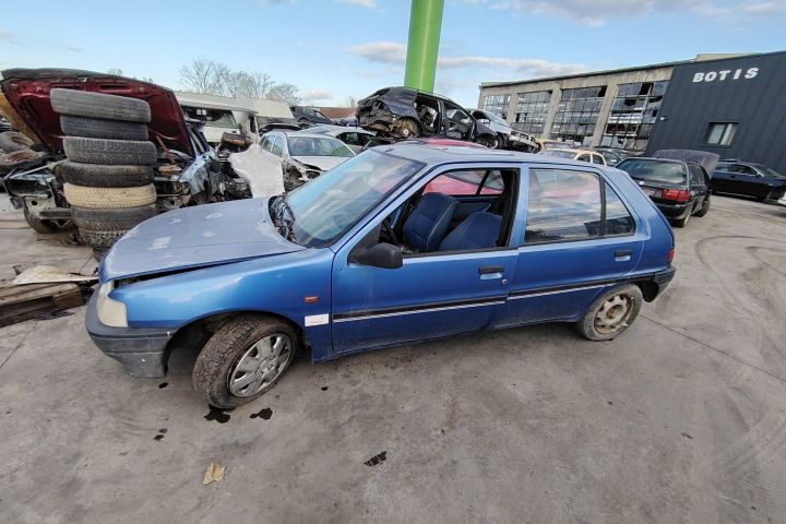 Far dreapta Peugeot 106 1995 1.0 MT (45 hp)