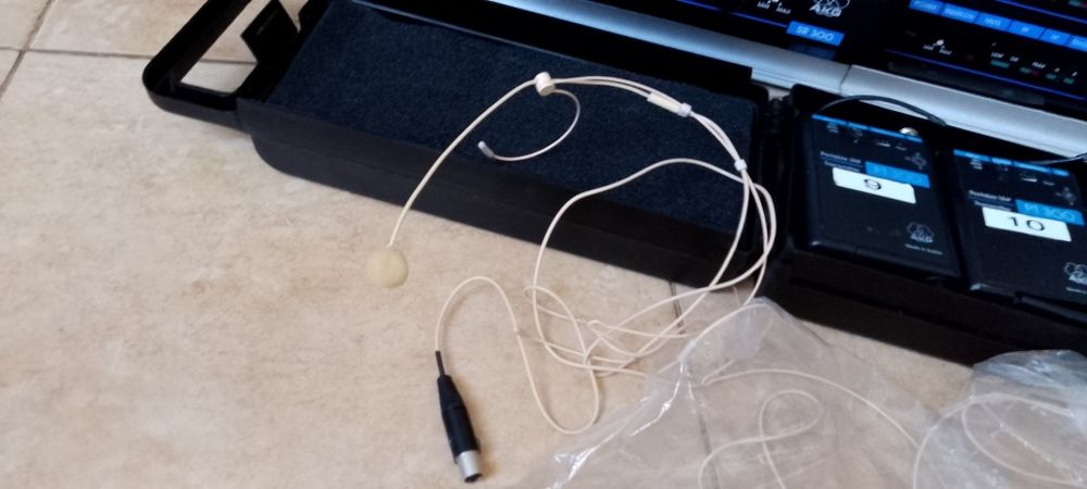 Продавам комплект безжични микрофони -3броя диадема и един нормален