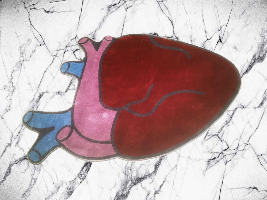 Килим сърце-килим под формата на анатомично сърце