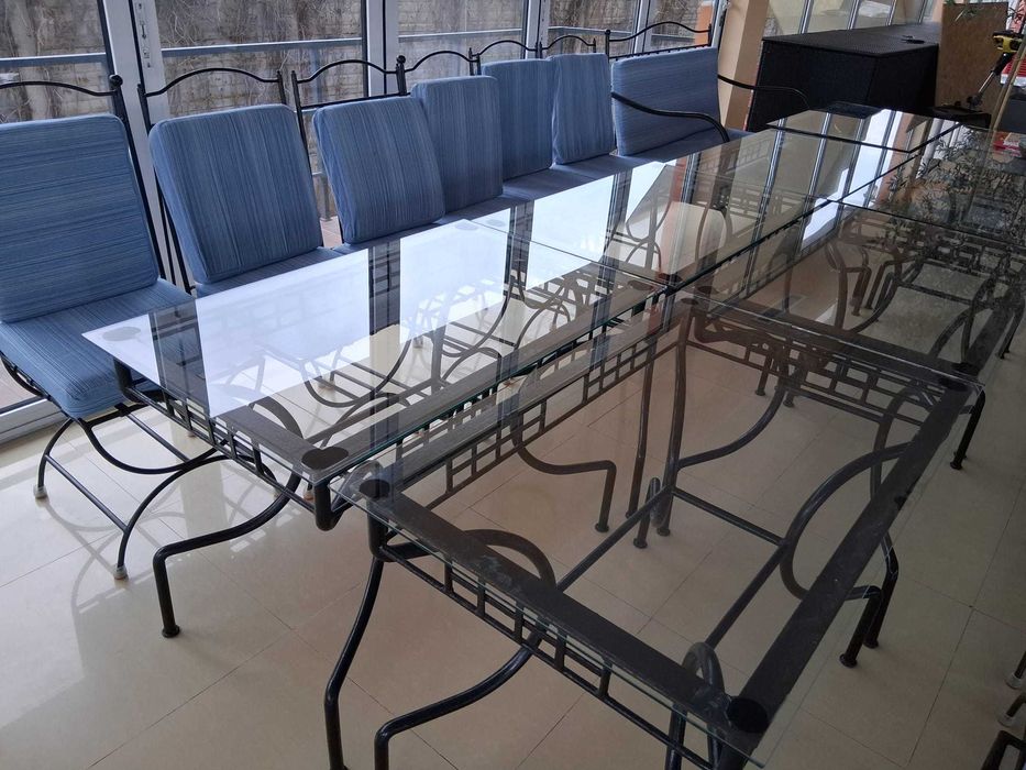 Set mobilier de exterior :scaune sau bancheta cu structură metalică neagră (fier forjat)  cu perne albastre si  masa
