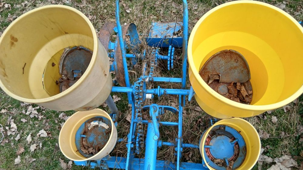 Vând semanatoare de porumb si erbicidator