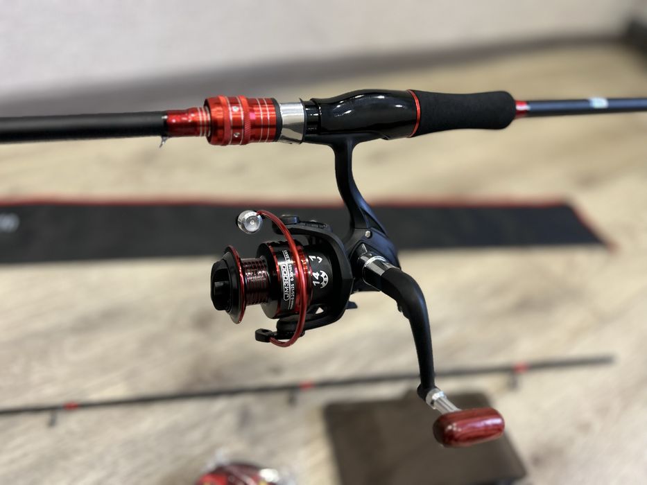 Спиннинг с катушкой и приманками и чехлом