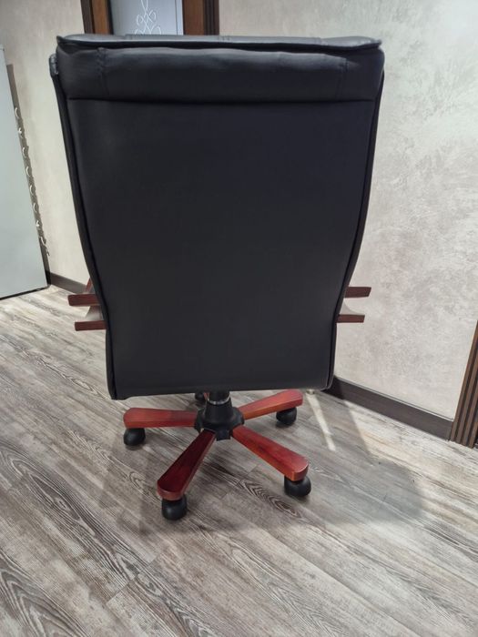 Офсиное кожанное кресло