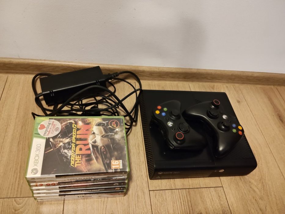 Vând Xbox 360 E HDD 500 GB 2 controlere +jocuri