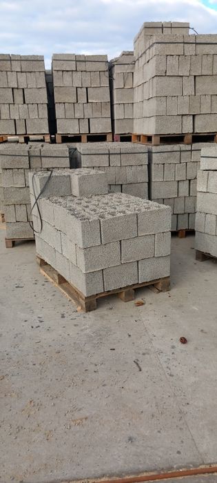 Vând bolțari beton