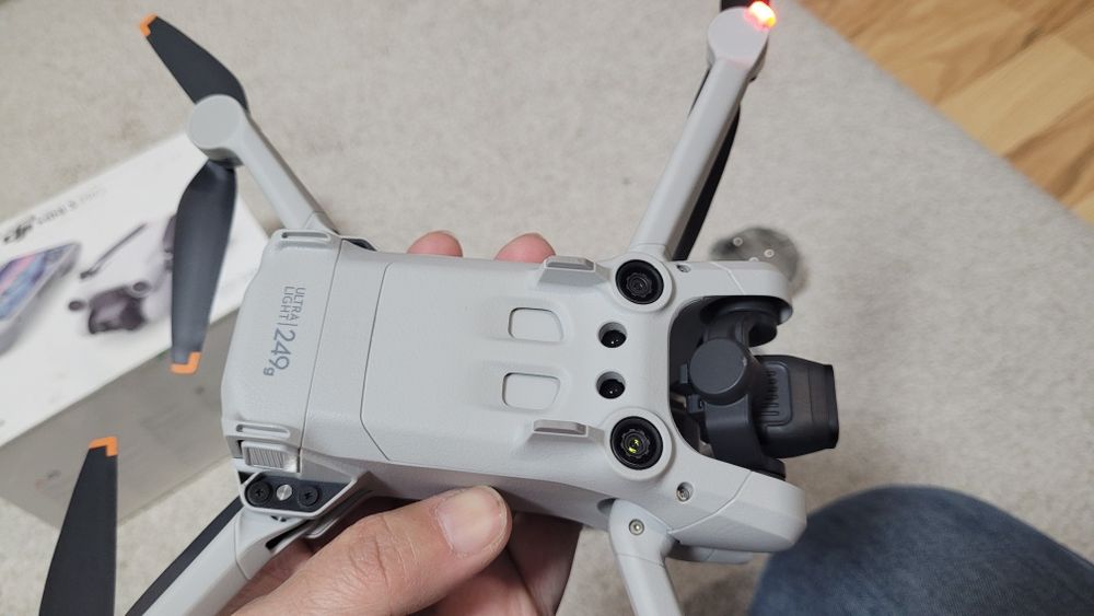Drona DJI Mini 3 PRO cu telecomanda cu ecran in cutie