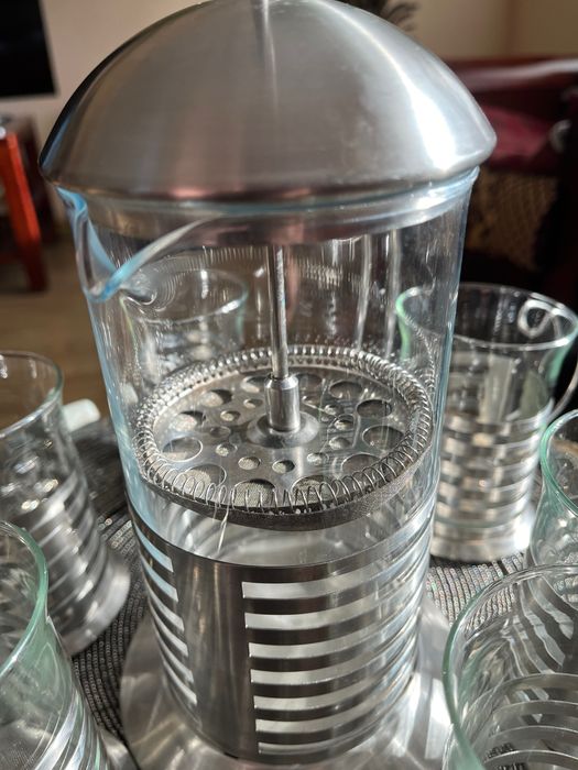 Френска преса с шест чаши