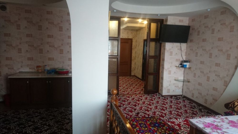 Рядом с цирком, хадра Роисон дом банковская квартира