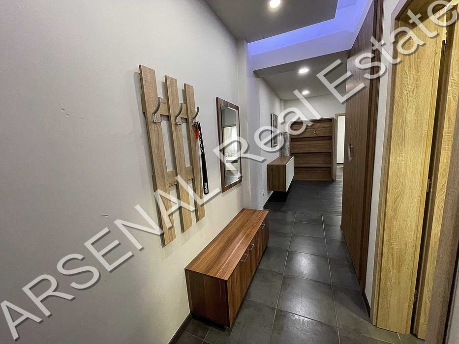 Дава се под наем Тристаен апартамент в София, Център - 95 кв.м за 780 € - Снимка #1