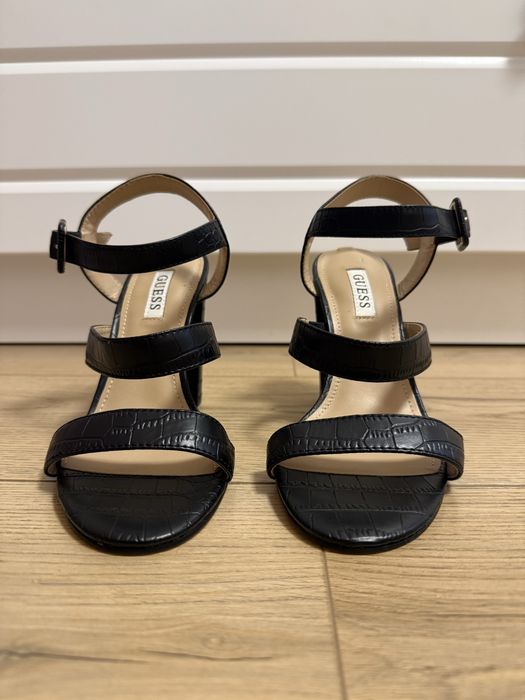 Нови оригинални токчета Guess