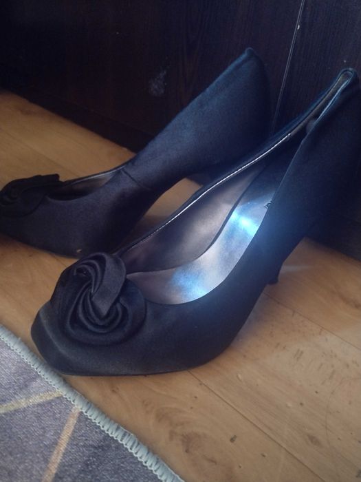 Елегантни дамски обувки на висок ток