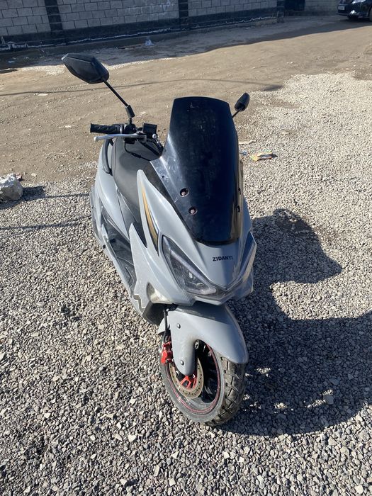 В продаже скутер макси