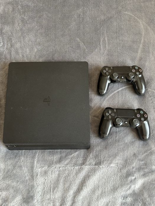PlayStation 4 + подарък игра