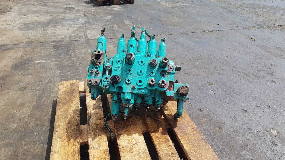 Distribuitor hidraulic Kawasaki  KMX15YB excavator Kobelco SK210