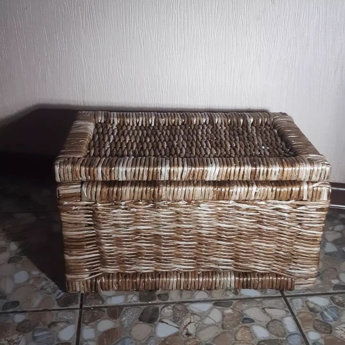 Сундук плетеный среднего размера