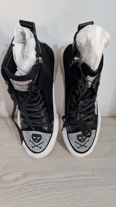 Papuci Techno, Strasuri