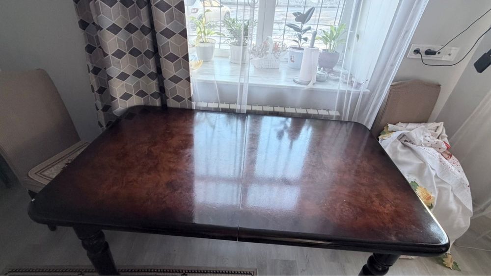 Продается стол и стулья