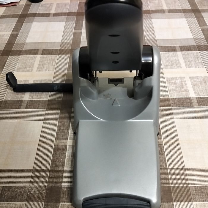 Степлер большой, дырокол большой.