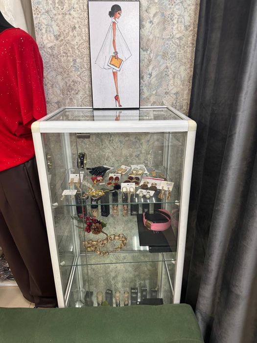 Продам манекен, зеркало, диванчик, стойки