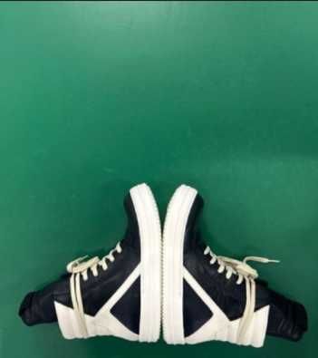 Vând urgent pantofi Adidas în stare bună.