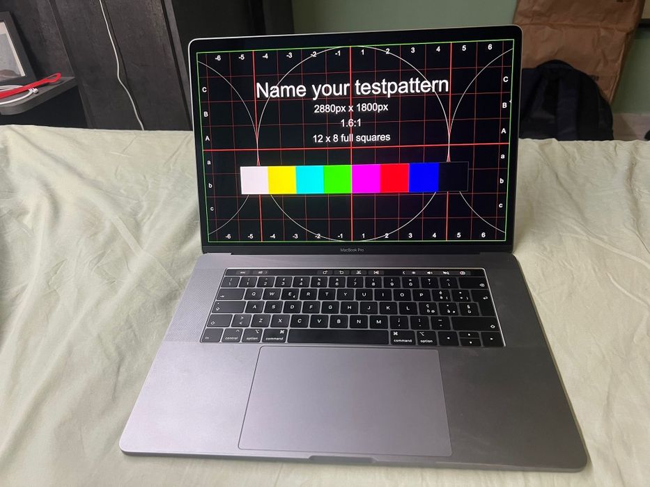 MacBook Pro 15″ (Mid 2018) – 32 GB RAM / SSD 1 TB / Radeon Pro Vega 2