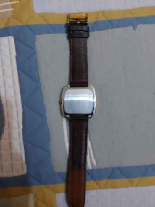 Gucci златист мъжки/дамски часовник – квадратен корпус, кожа каишка