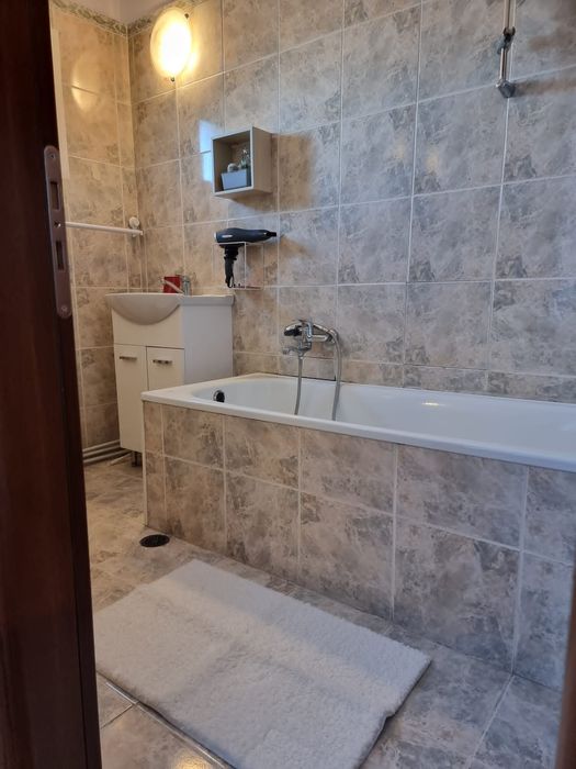 Închiriez apartament
