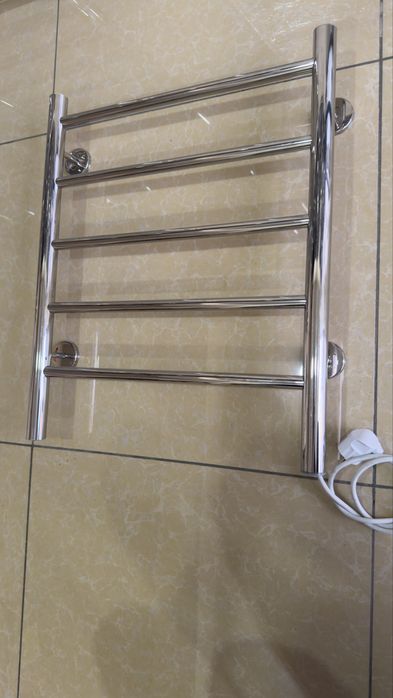 Отличный электрический полотенцесушитель .