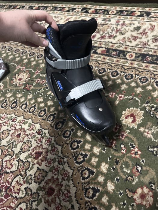 Продам коньки правый и левый размер 32-36