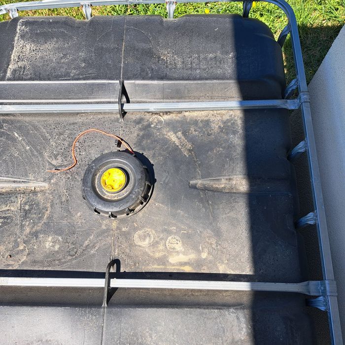 Vând cub pentru apă, lichide de 1.000 de litri