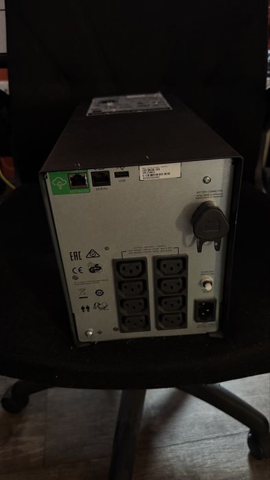 UPS APC Smart-UPS C1500 BATERII NOI 230V, Stare perfecta