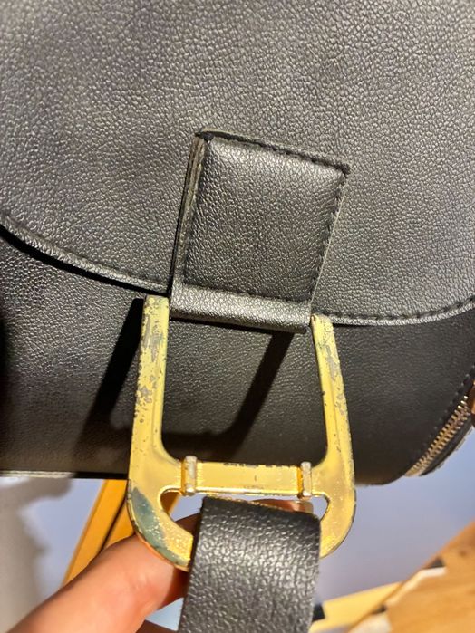 Чантичка със златисти елементи