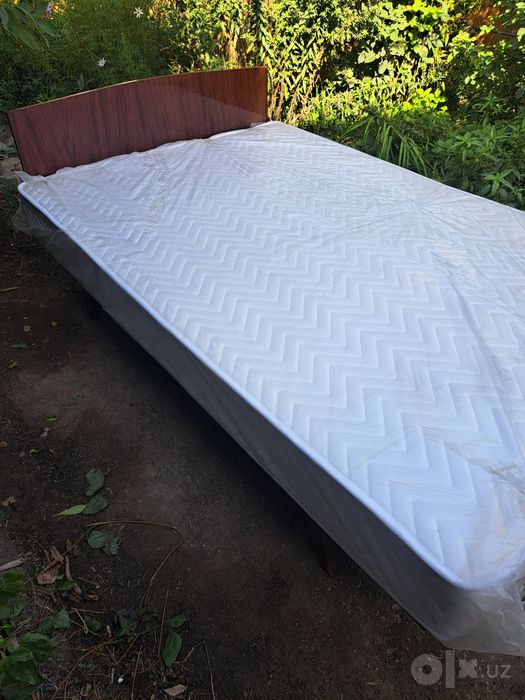 Кровать с пружинным матрасом, полуторка.
