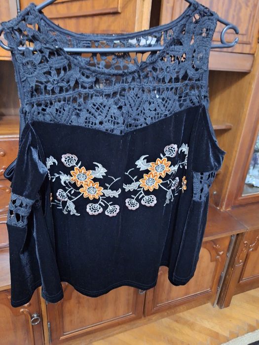 Vând iie din catifea  si dantela brodata.