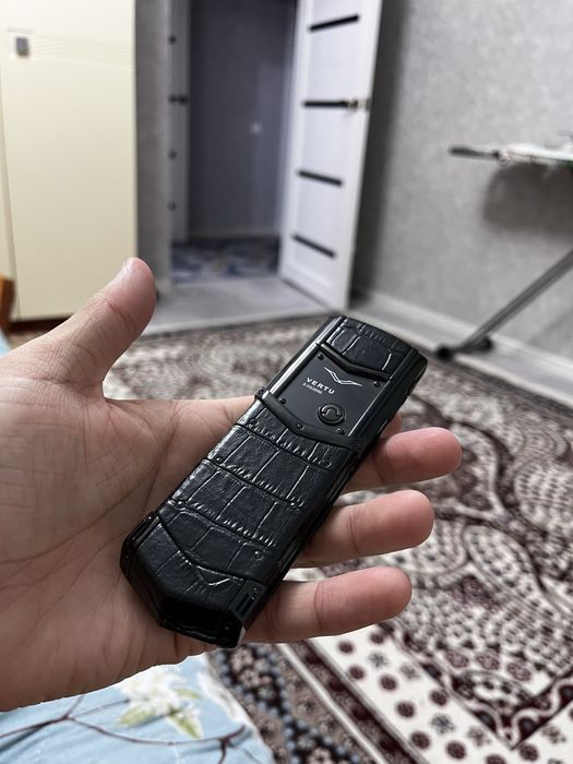 Vertu Signature продается