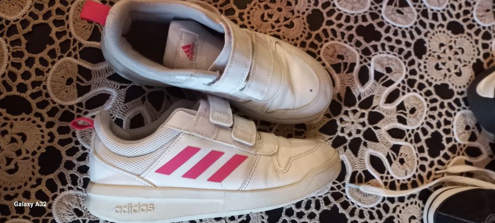 Vand pantofi sport Adidas si zara nr 33 in stare foarte buna