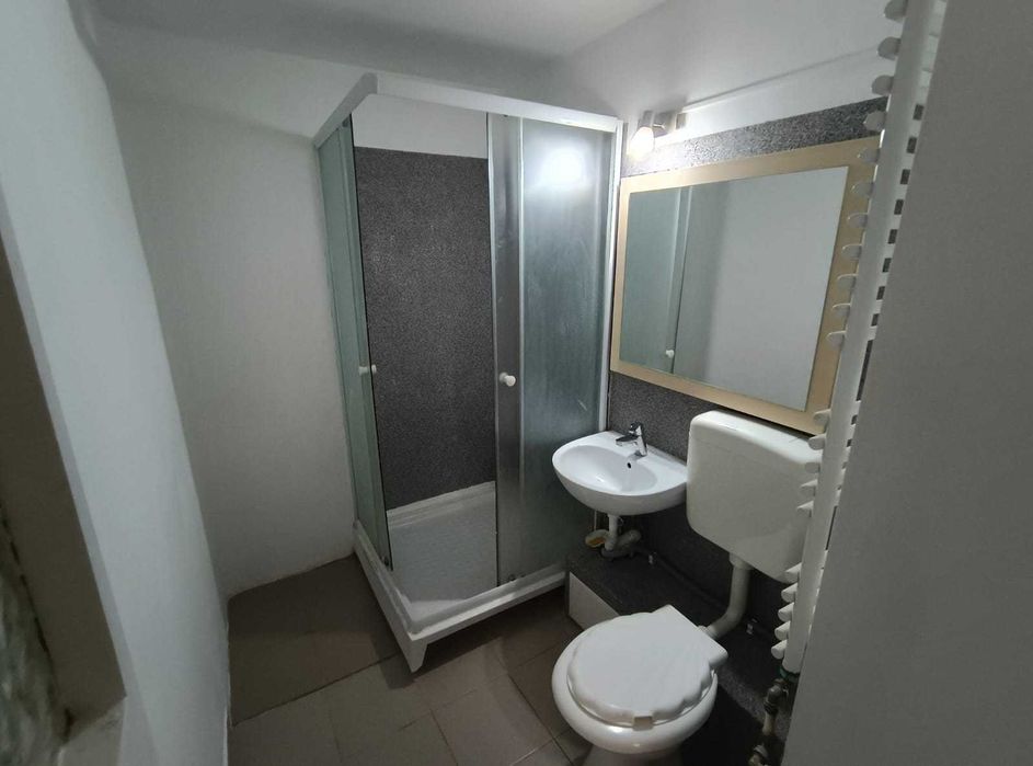 Inchiriez apartament 2 camere, Rogerius, str. Moldovei, etaj 1.