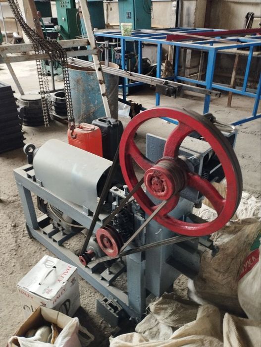 Stanok poluavtomat dlya izgotovleniya darojnix i betpnnix setok