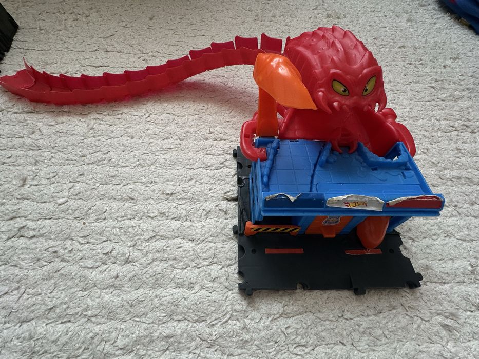 7 комплекта Hot Wheels – Ultimate Garage, T-Rex, дракони и писти