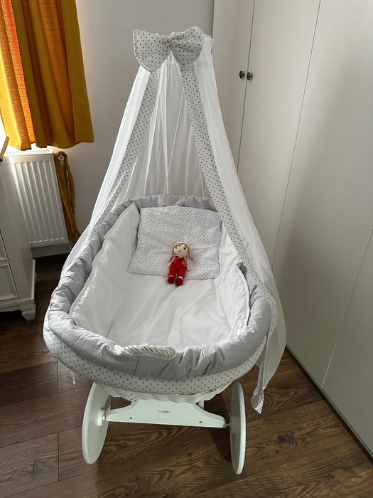 Pătuț cu baldachin