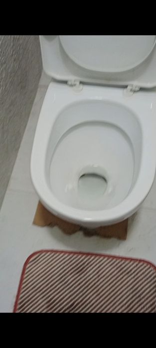 Хорошый целый не опколотый Унитаз белый